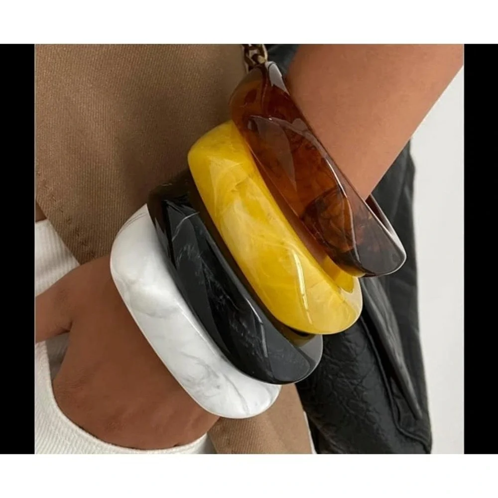 Natasha brand bangles NWT constructed white marbleized acrylic 3 piece set
